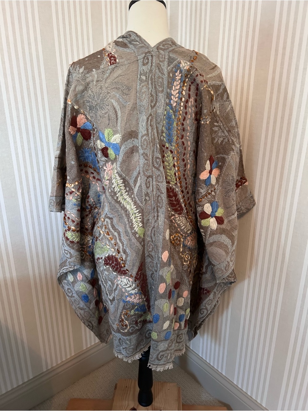 Coldwater Creek Wool Embroidered Grey Multi-Color Open Front Wrap One-Size - Picture 4 of 8